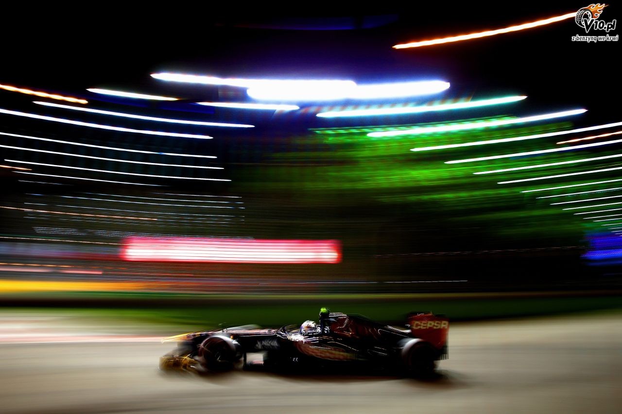 GP Singapuru - wycig: Vettel byszczy w wiatach Marina Bay