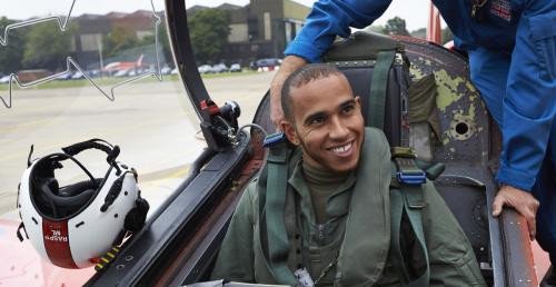 Video: Hamilton lata myśliwcem RAF