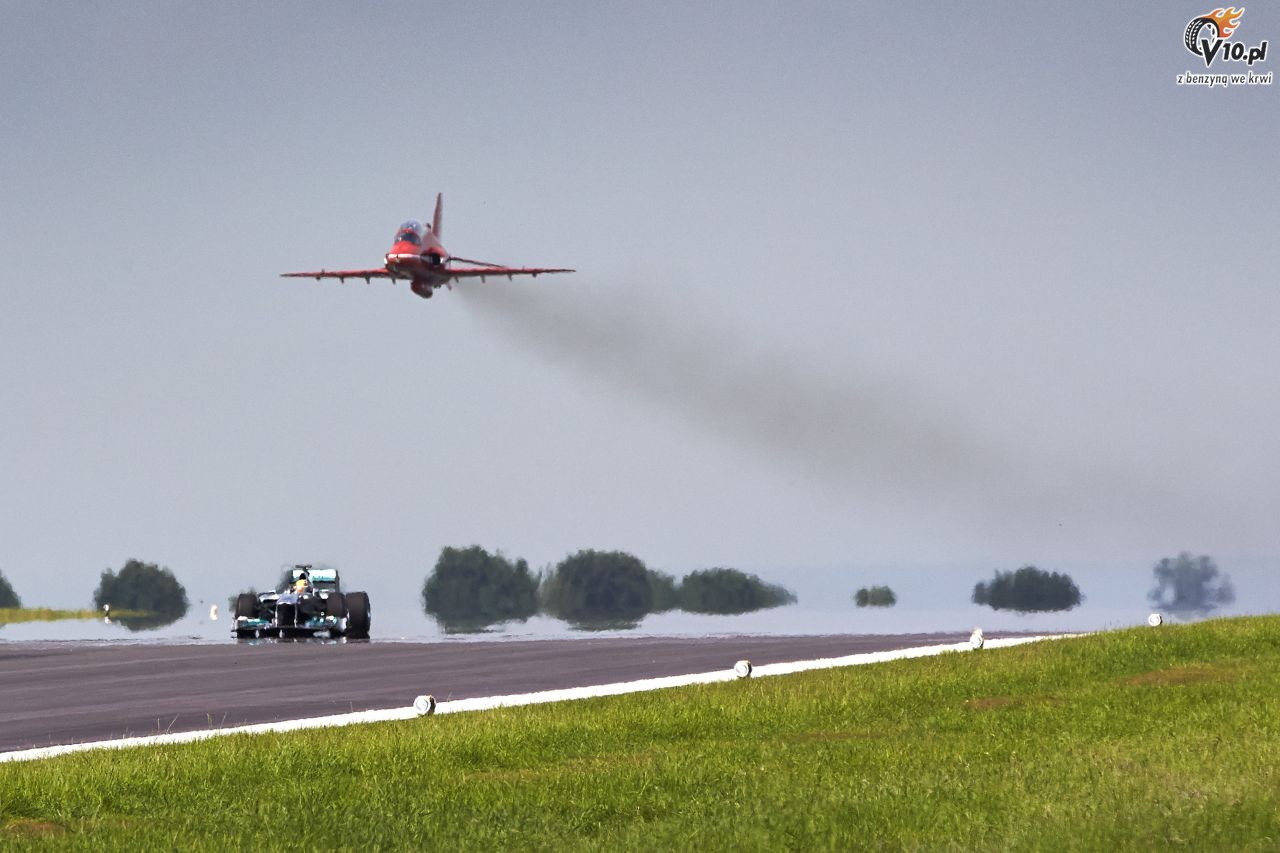 Video: Hamilton lata myliwcem RAF