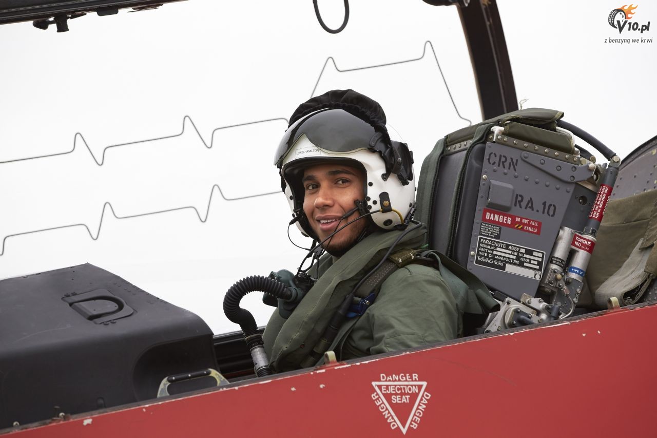 Lewis Hamilton - lot myliwcem RAF
