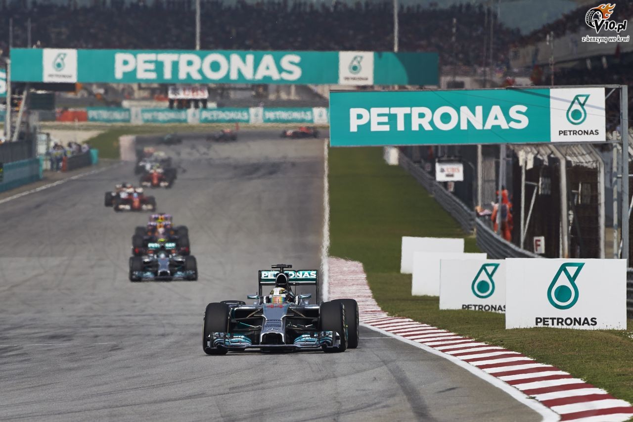 Hamilton: Powinienem dominowa nad Rosbergiem