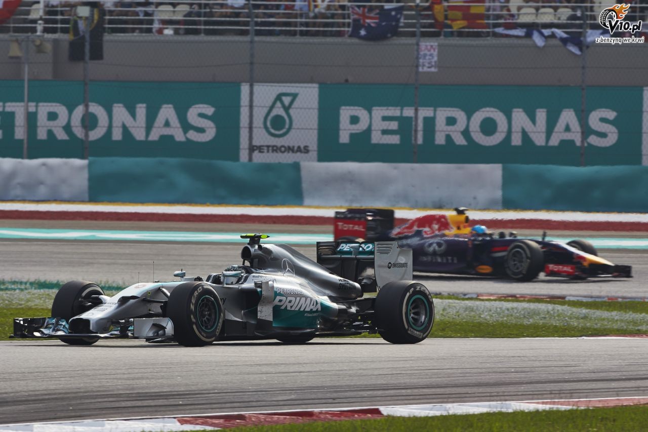 Hamilton: Red Bull dorwnuje nam w zakrtach