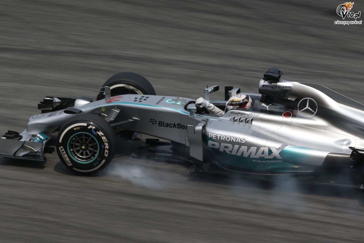 Hamilton dedykuje zwycistwo pasaerom zaginionego lotu z Malezji