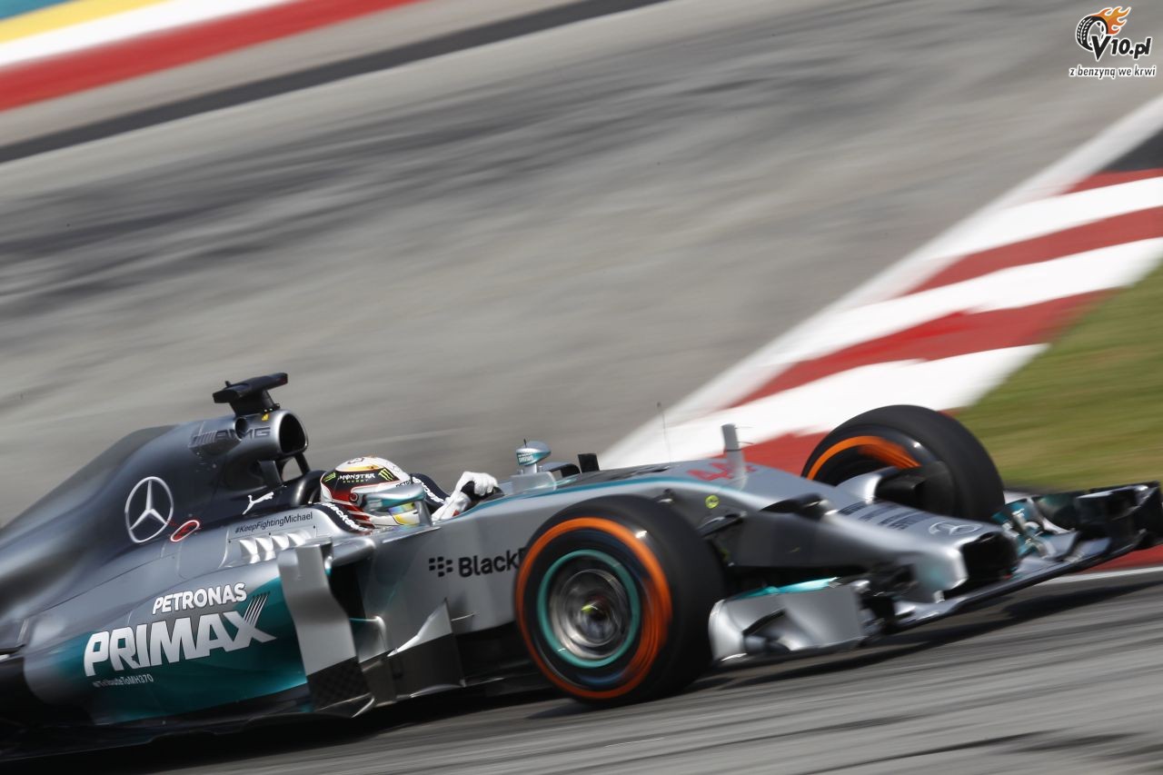 Hamilton dedykuje zwycistwo pasaerom zaginionego lotu z Malezji