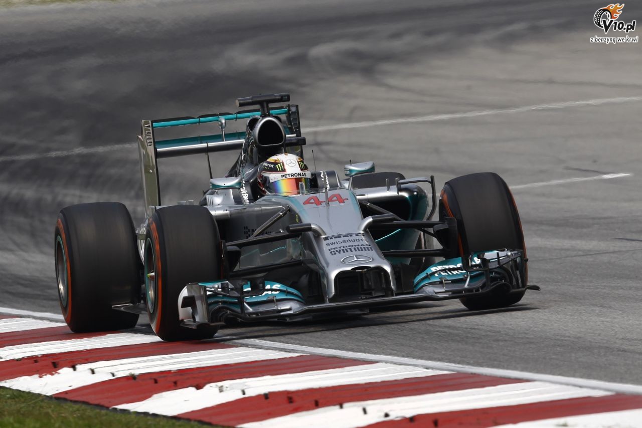 Hamilton dedykuje zwycistwo pasaerom zaginionego lotu z Malezji