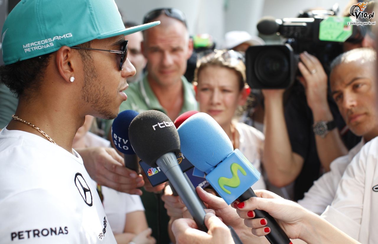 Hamilton dedykuje zwycistwo pasaerom zaginionego lotu z Malezji