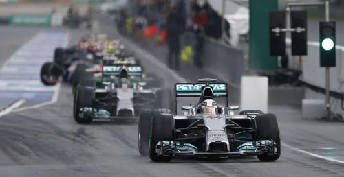 GP Japonii - wycig: Hamilton pokonuje Rosberga na zmoczonej Suzuce