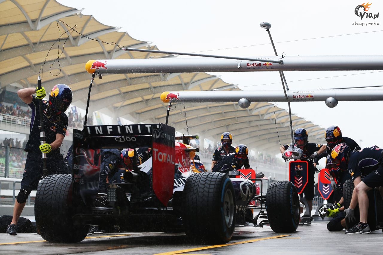 Hamilton: Red Bull dorwnuje nam w zakrtach