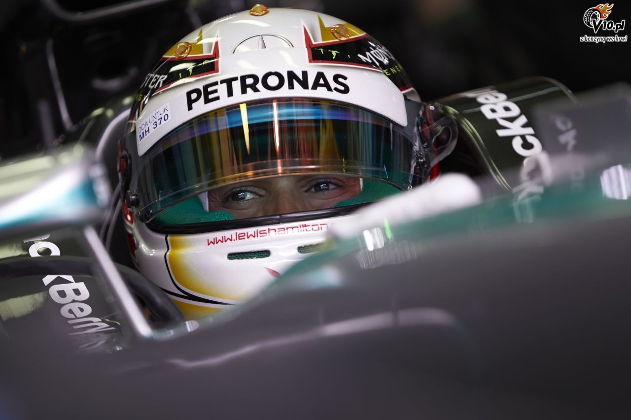 Hamilton dedykuje zwycistwo pasaerom zaginionego lotu z Malezji