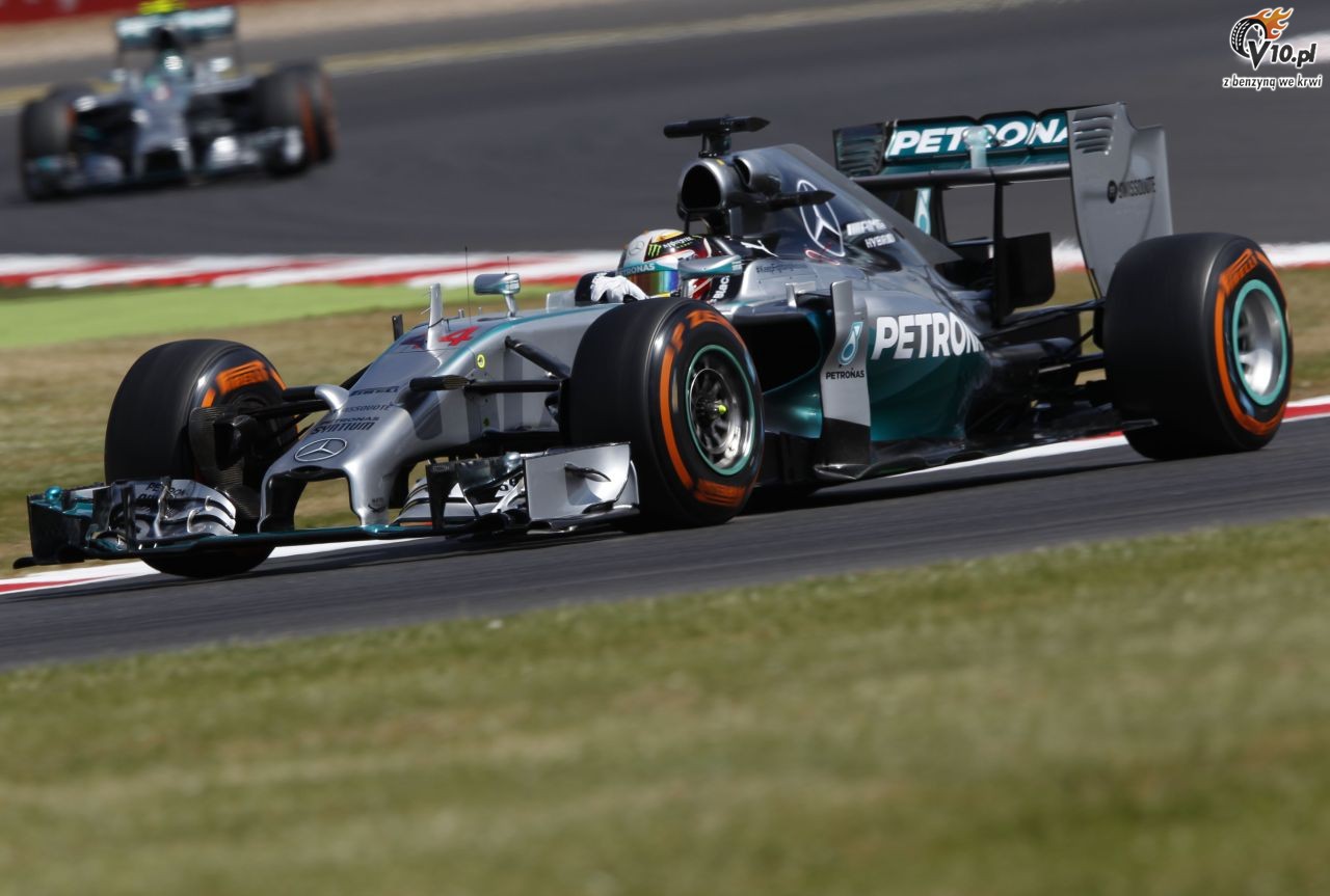 Hamilton dosta puchar za 10 funtw