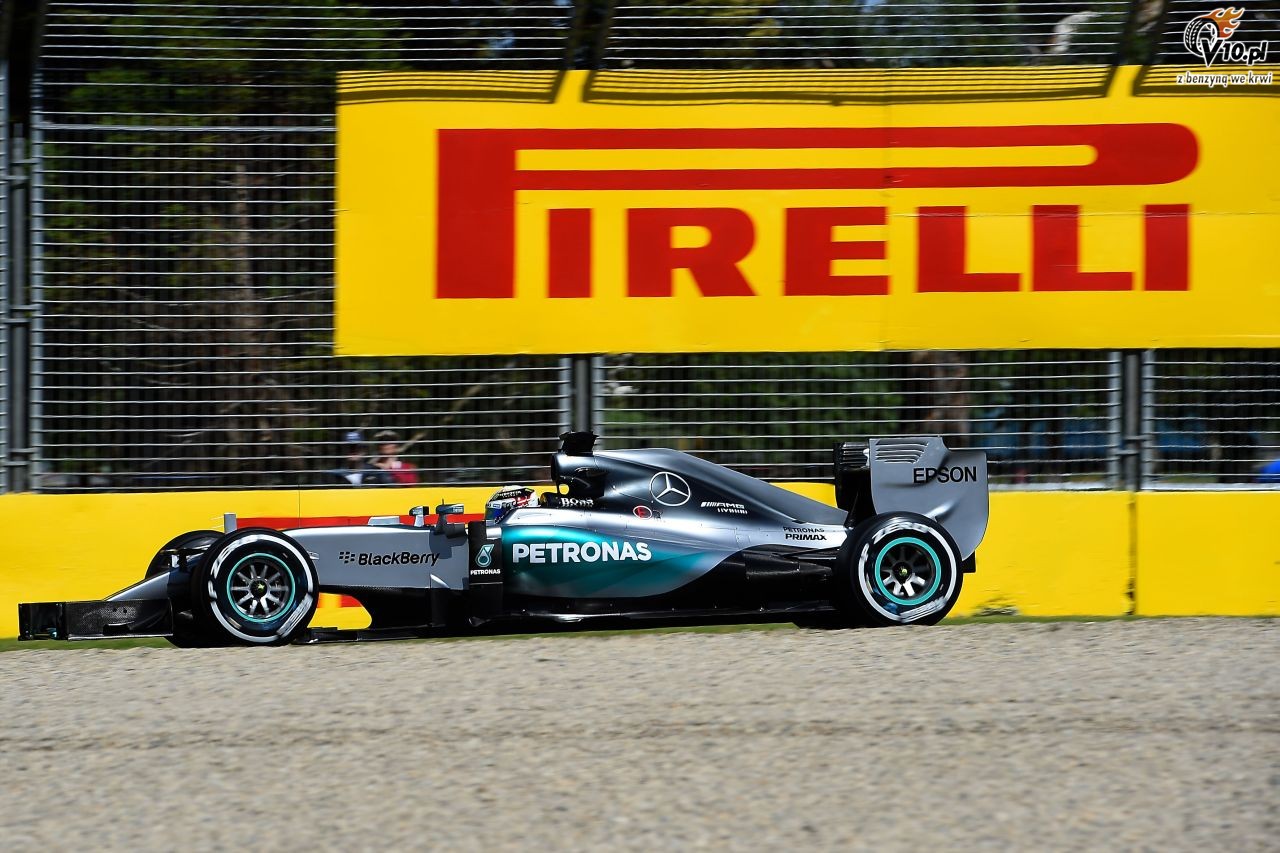 Red Bull wzywa FIA do spowolnienia Mercedesa
