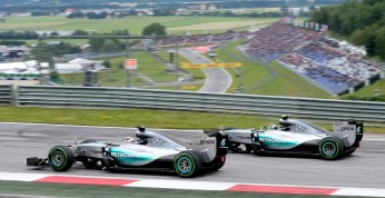 Mercedes sugeruje danie Hamiltonowi i Rosbergowi pełnej swobody w...