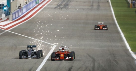 Iskry spod bolidów F1 oślepiają Sainza