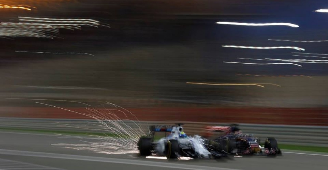 Iskry spod bolidów F1 oślepiają Sainza