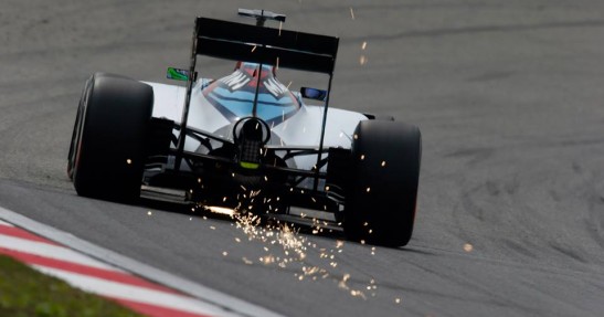 Iskry spod bolidów F1 oślepiają Sainza