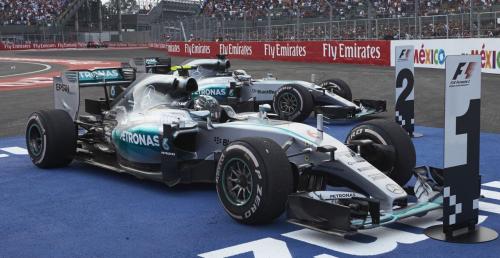 Hamilton zarzuca Mercedesowi 'specjaln serdeczno' wobec Rosberga