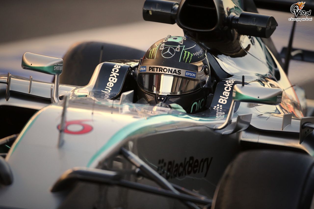 Mercedes proponuje obrcz nad gow kierowcy w bolidzie F1