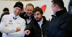 Zdjcie Zagadka: Co pokazuje Alonso kolegom z McLarena?