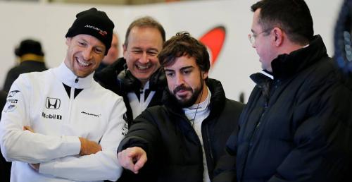 Zdjcie Zagadka: Co pokazuje Alonso kolegom z McLarena?