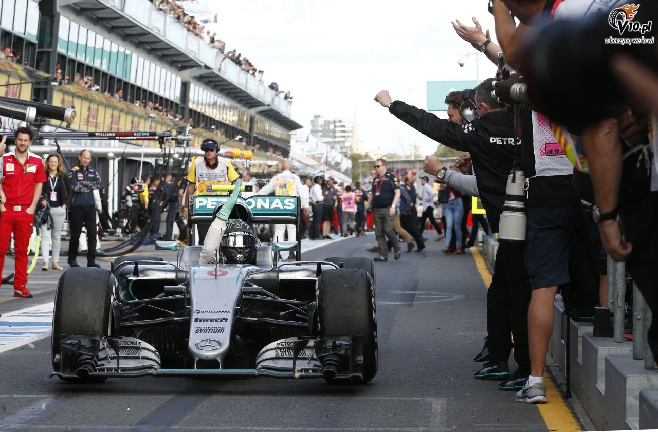 Hamilton pewny siebie przed GP Bahrajnu mimo serii poraek z Rosbergiem