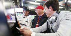 Hamilton pewny siebie przed GP Bahrajnu mimo serii poraek z Rosbergiem