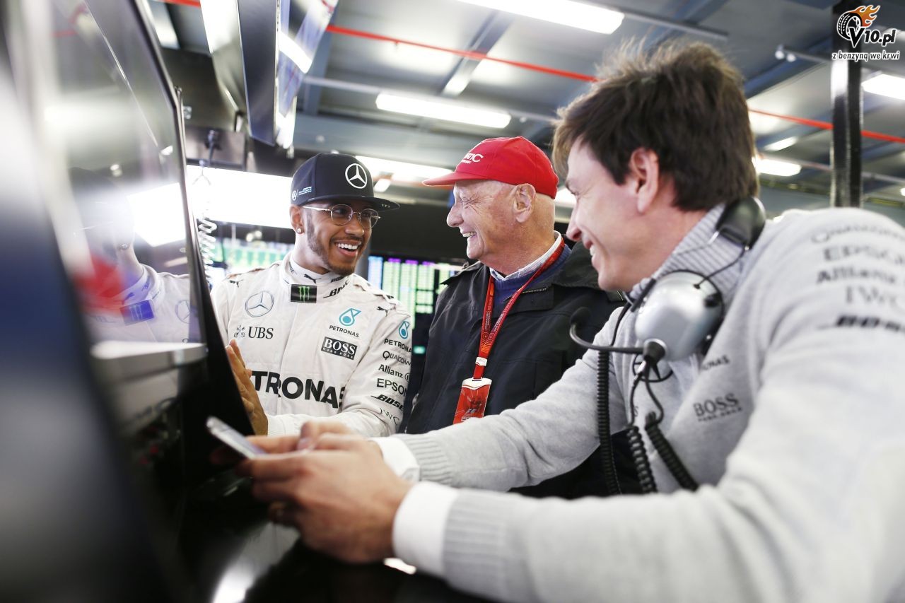 Hamilton pewny siebie przed GP Bahrajnu mimo serii poraek z Rosbergiem
