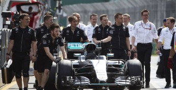Hamilton demonstruje wytrzymałość przedniego skrzydła bolidu F1...