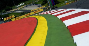 Hamilton ostrzega przed nieszczęściem na krawężnikach Red Bull...