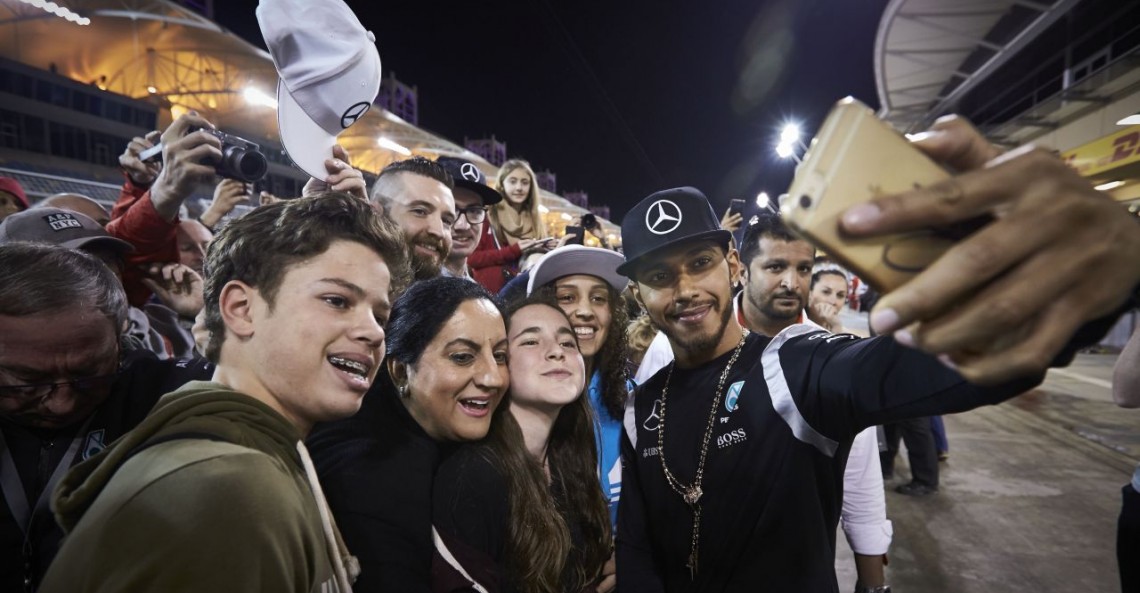 Hamilton ignoruje zakaz filmowania padoku F1?