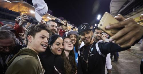Hamilton ignoruje zakaz filmowania padoku F1?