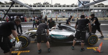 Hamilton dostał zastępcze opony na start wyścigu