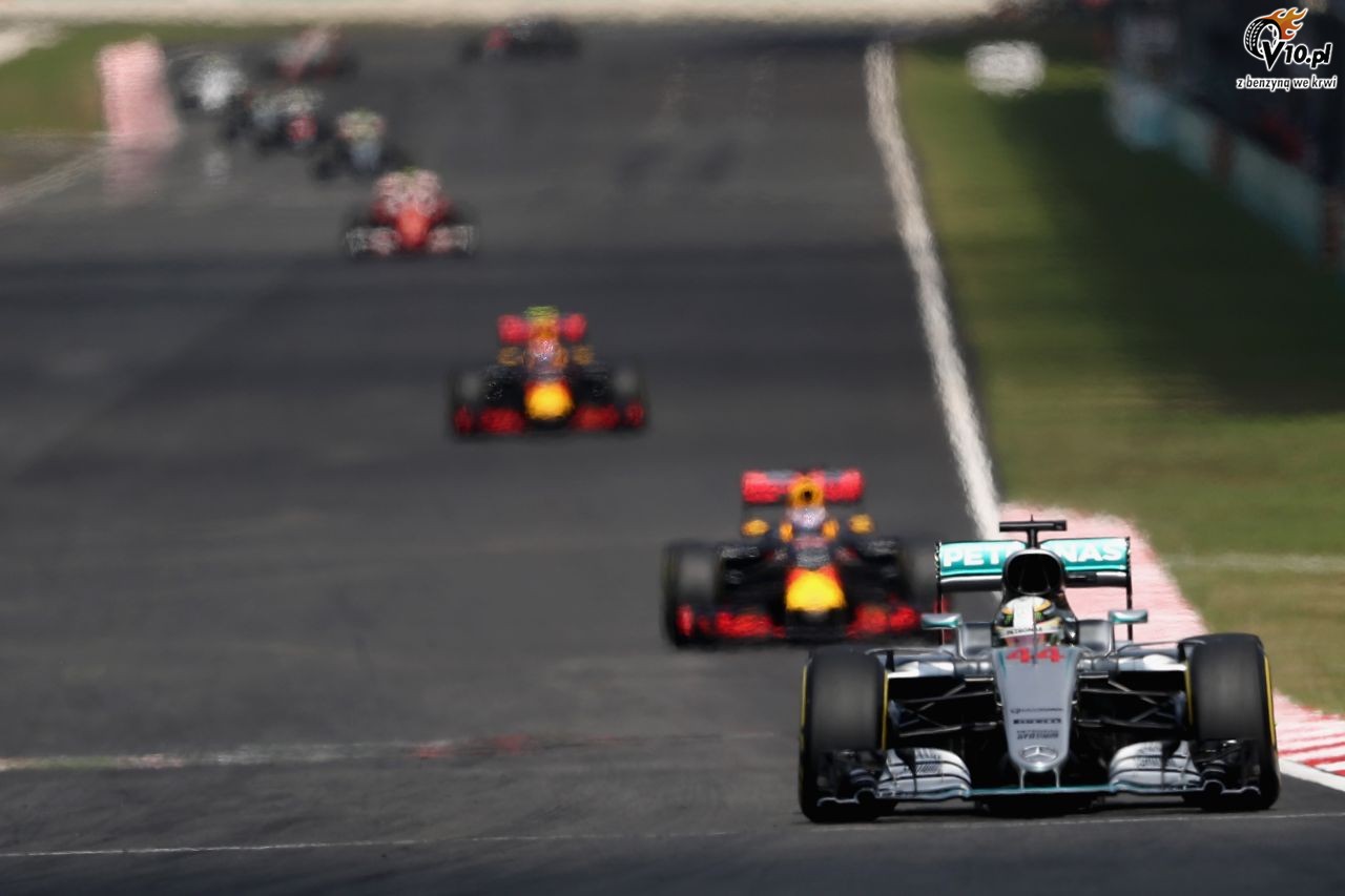 Verstappen o pojedynku z Ricciardo: Gdyby to by kto inny, wypchnbym go