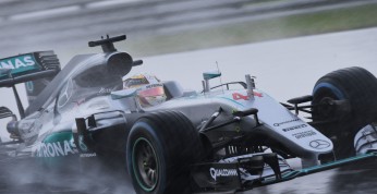 GP Brazylii - wyścig: Hamilton odczarował Interlagos w deszczu i...