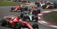 Vettel przeciwny Grand Prix Formuy 1 z dwoma wycigami