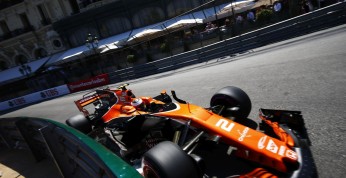 Vandoorne cieszy się mimo wypadku