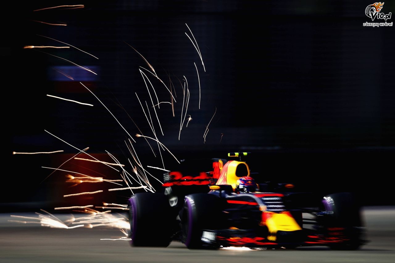 Verstappen zdeterminowany wyprzedzi Vettela na starcie