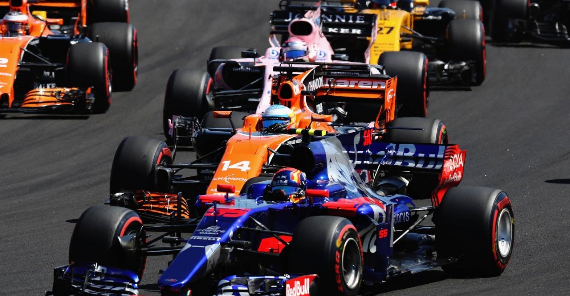 Alonso atakował jak 'kamikadze' w pojedynku z Sainzem Juniorem