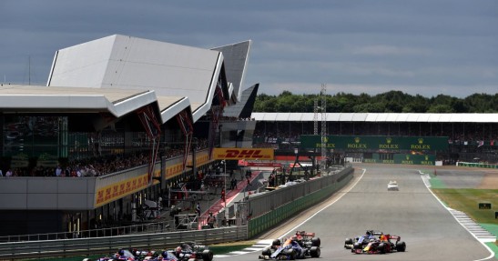 Kierowcy F1 mogą przejeżdżać pierwsze zakręty toru Silverstone z włączonym DRS