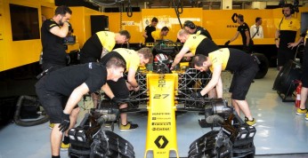Bolid Renault przyśpieszył z nowymi częściami sprawdzonymi na...