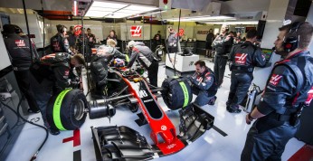 Grosjean poczeka na poprawki do soboty, bo przegrał rzut monetą