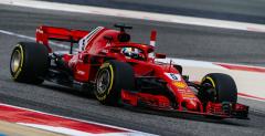 Lauda skary si na dym z bolidu Ferrari