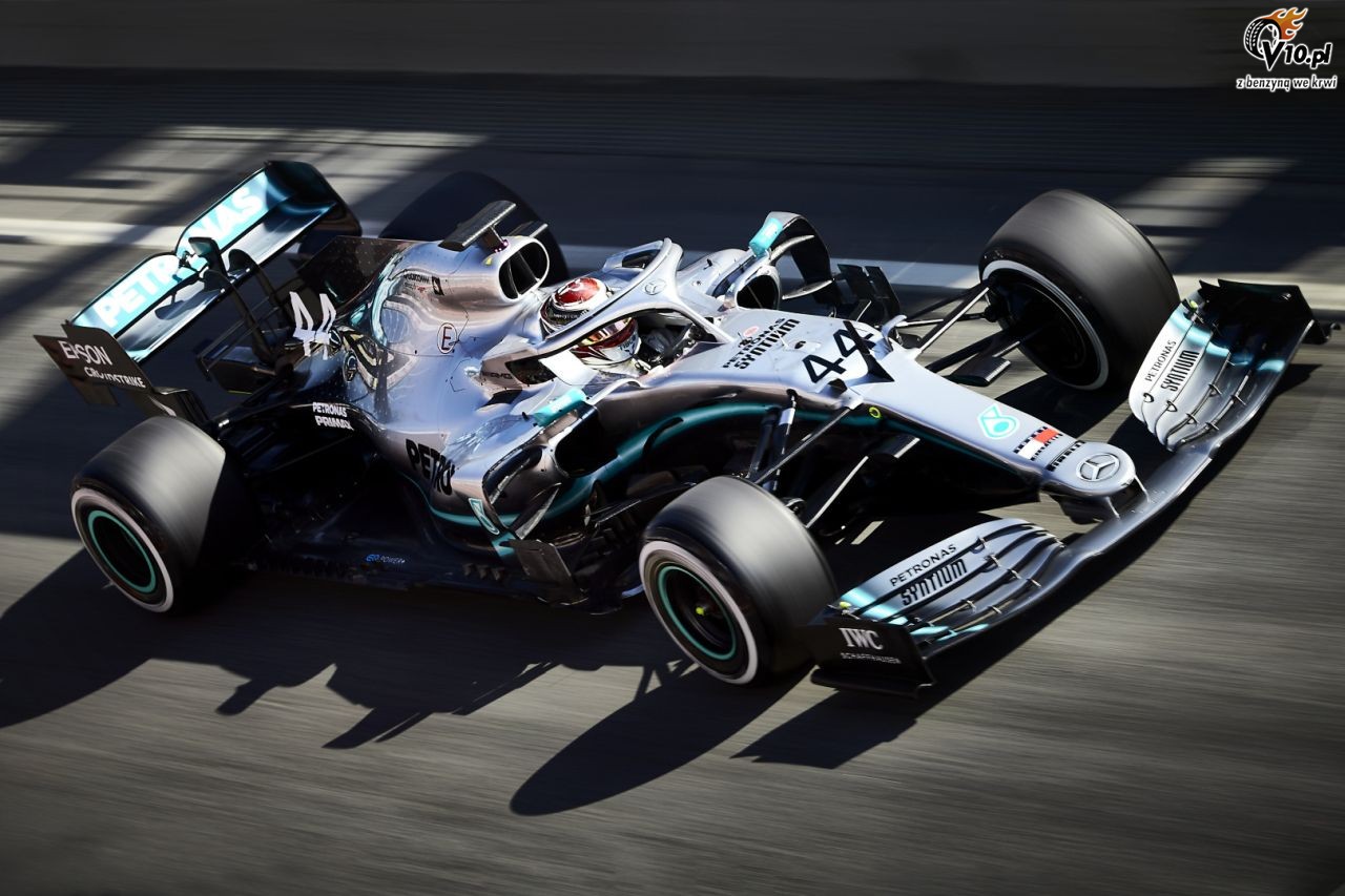 Hamilton narzeka na tegoroczne opony Pirelli dla F1. 'S troch twarde'