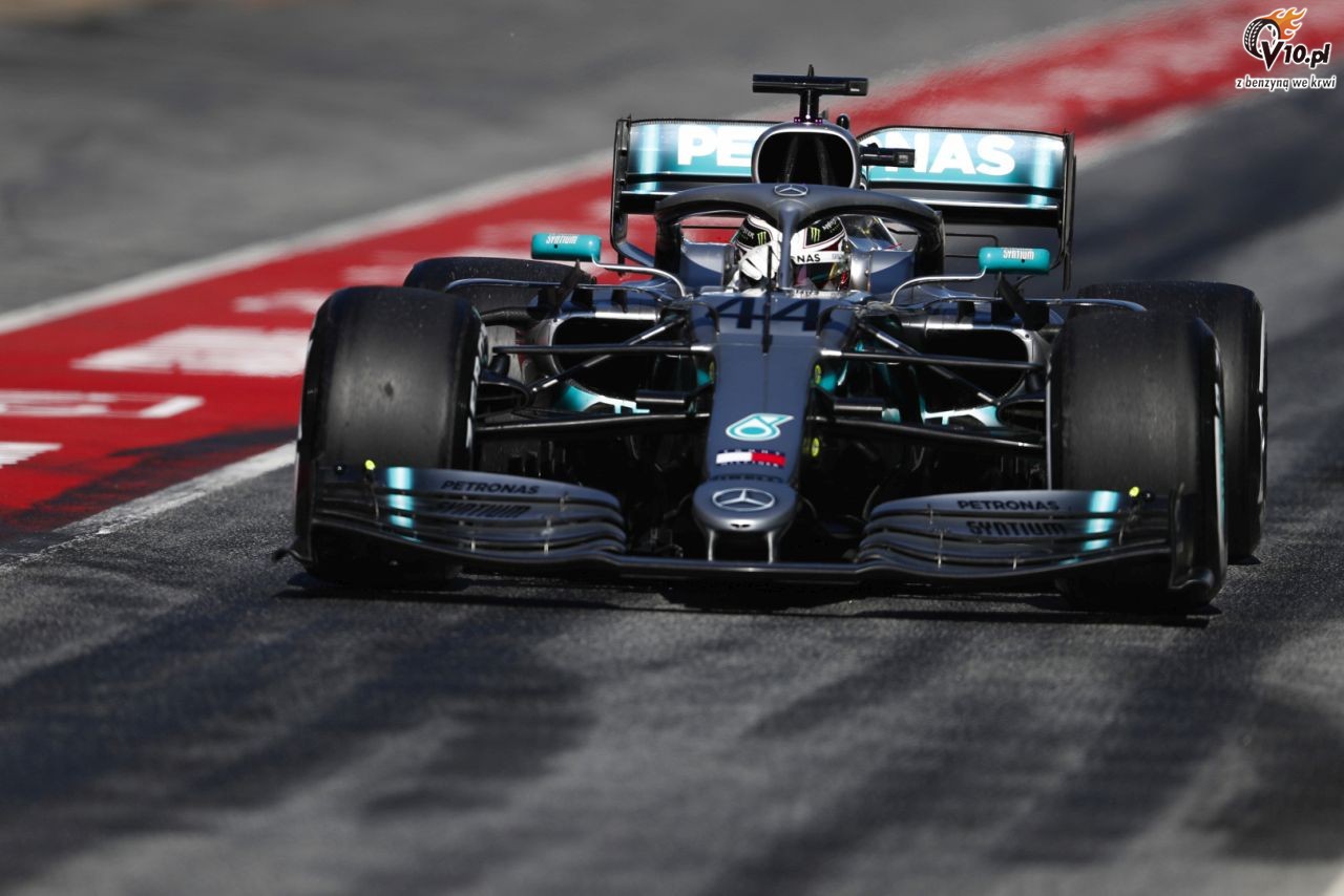 Hamilton narzeka na tegoroczne opony Pirelli dla F1. 'S troch twarde'