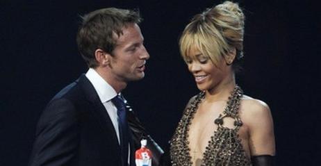 Hamilton testuje, Button... wręcza nagrodę Rihannie