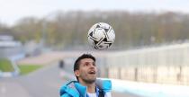 Rosberg da solidn lekcj jazdy pikarzowi Sergio Aguero. Zobacz wideo