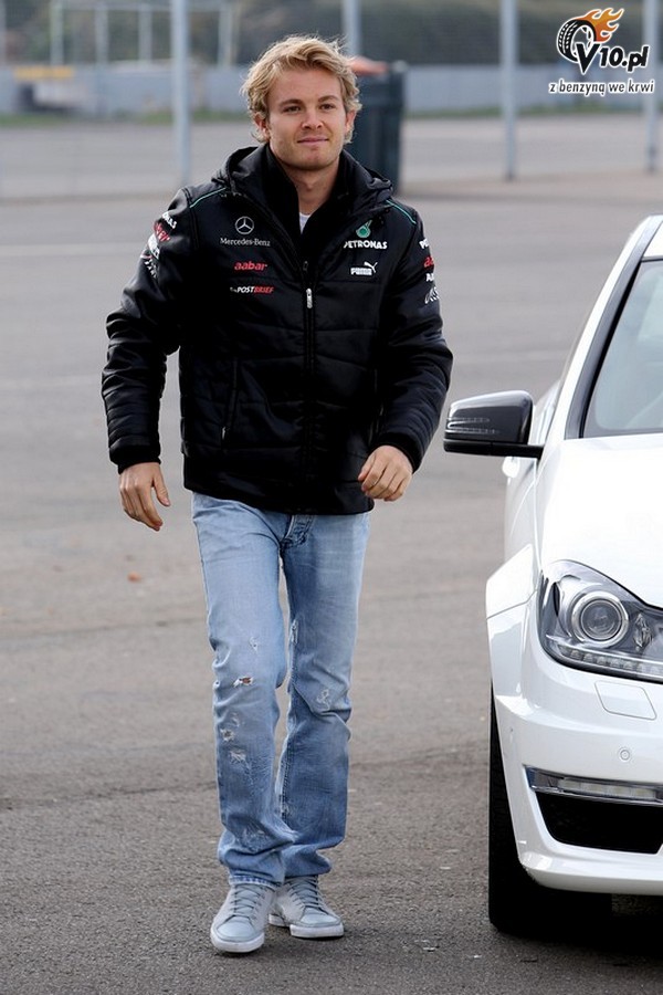 Rosberg da solidn lekcj jazdy pikarzowi Sergio Aguero. Zobacz wideo