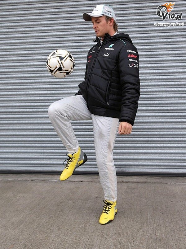 Rosberg da solidn lekcj jazdy pikarzowi Sergio Aguero. Zobacz wideo