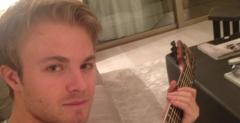 Rosberg gra na gitarze, muzykuje z Hamiltonem