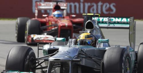 Hamilton: Alonso naciera jak byk