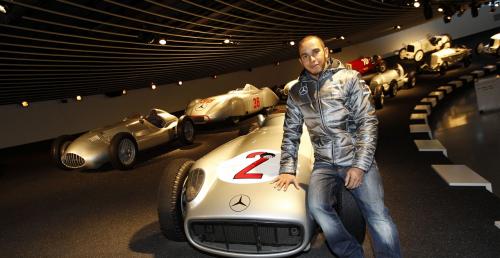 Hamilton pokaza si jako kierowca Mercedesa. Zobacz zdjcia i wideo